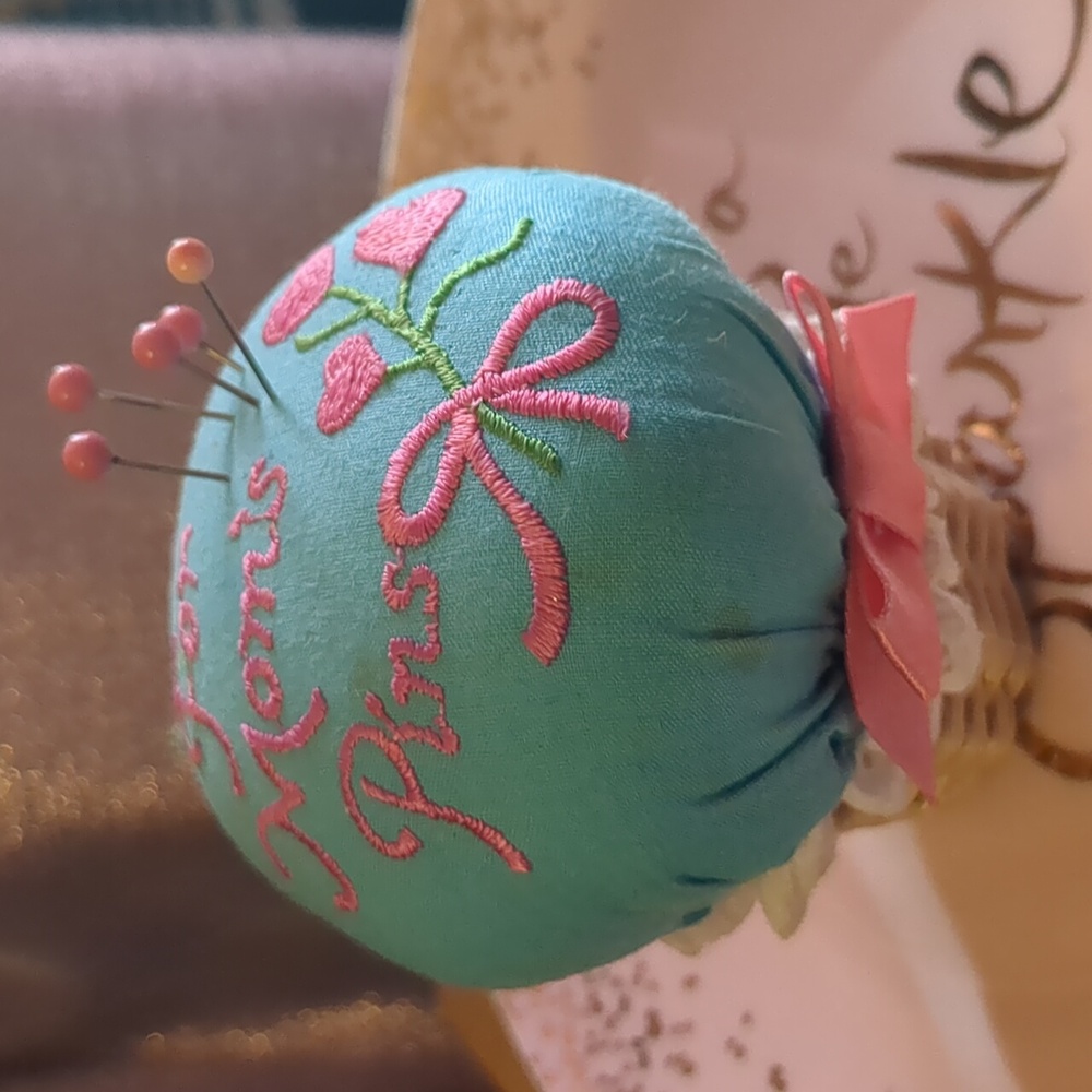 📍Vintage R. Dakin & Co. Pin Cushion